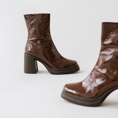Square toe and platform boots in brown pleated patent | palette