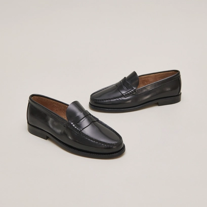 Round-toed loafers in black shiny leather | odelya