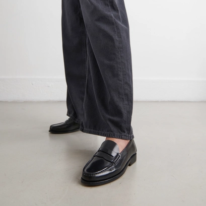 Round-toed loafers in black shiny leather | odelya