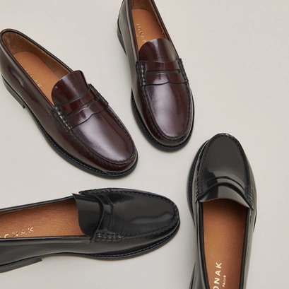 Round-toed loafers in black shiny leather | odelya
