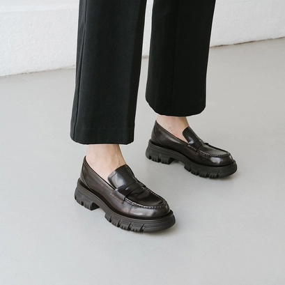 Moccasins with notched soles in brown shiny leather | diaq