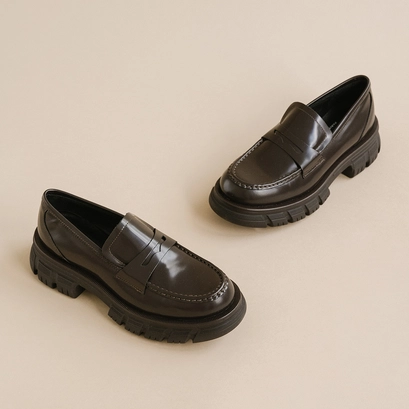 Moccasins with notched soles in brown shiny leather | diaq