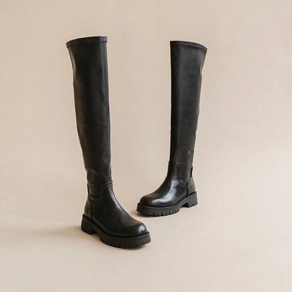 Boots with notched soles in black leather | radar