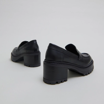 Heeled loafers with notched soles in black shiny leather | rhum