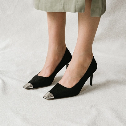 Pointed-toe pumps in black velvet | mer
