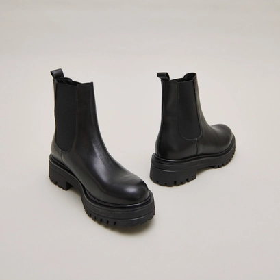 Boots with notched and elastic soles in black leather | amandine