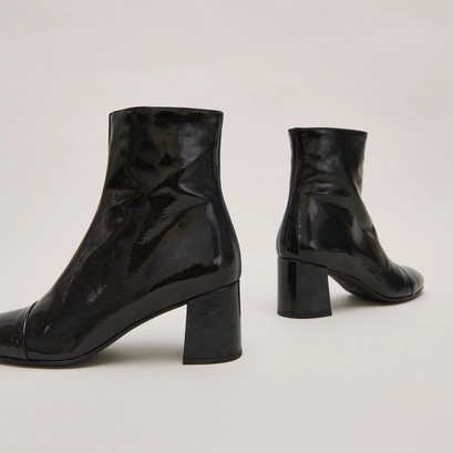 Heeled boots in black pleated patent | doniama