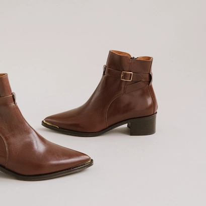 Pointed toe boots in brown leather | argan