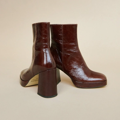 Platform ankle boots with square toes in brown shiny leather | voris