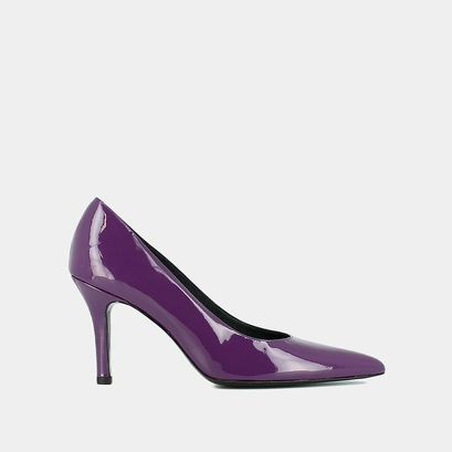 Pointed toe pumps in purple patent leather | dinero
