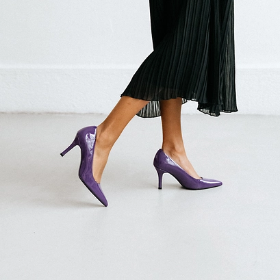 Pointed toe pumps in purple patent leather | dinero