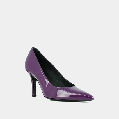 Pointed toe pumps in purple patent leather | dinero