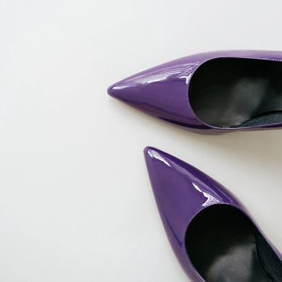 Pointed toe pumps in purple patent leather | dinero