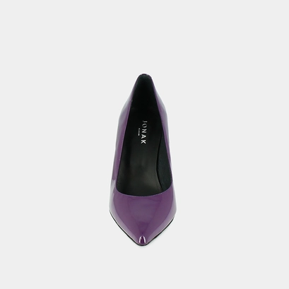 Pointed toe pumps in purple patent leather | dinero