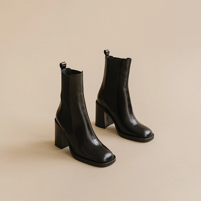 Heeled boots with square toes in black leather | dallant