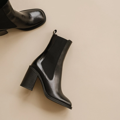 Heeled boots with square toes in black leather | dallant