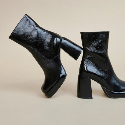 Platform ankle boots with square toes in black shiny leather | dena