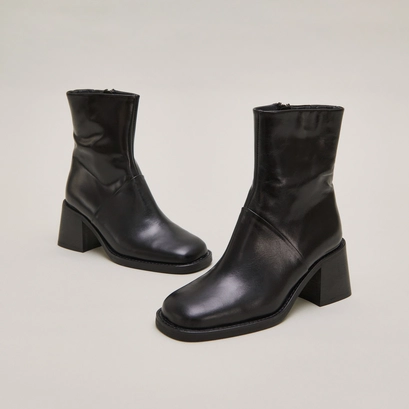 Square-toe boots with exposed seams in black leather | diouma