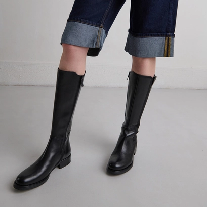 Flat boots with round toes in black leather | asper