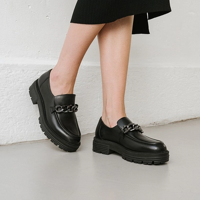 Loafers with chains and notched soles in black leather | antony