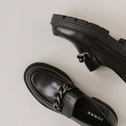 Loafers with chains and notched soles in black leather | antony