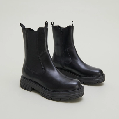 Ankle boots with notched soles in black leather | antonelle