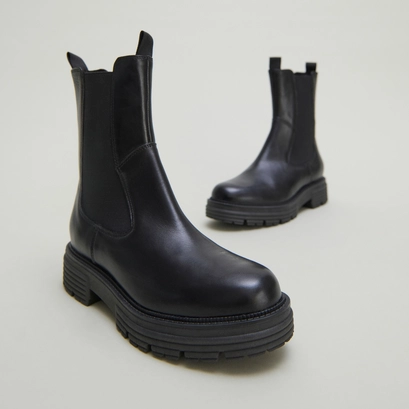 Ankle boots with notched soles in black leather | antonelle