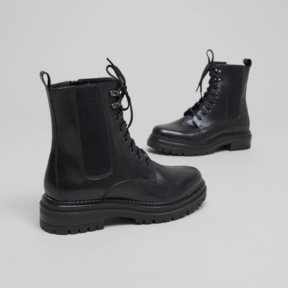 Boots with laces and notched soles in black leather | adalus