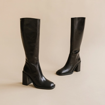 Boots with heels and square toes in black leather | dalle