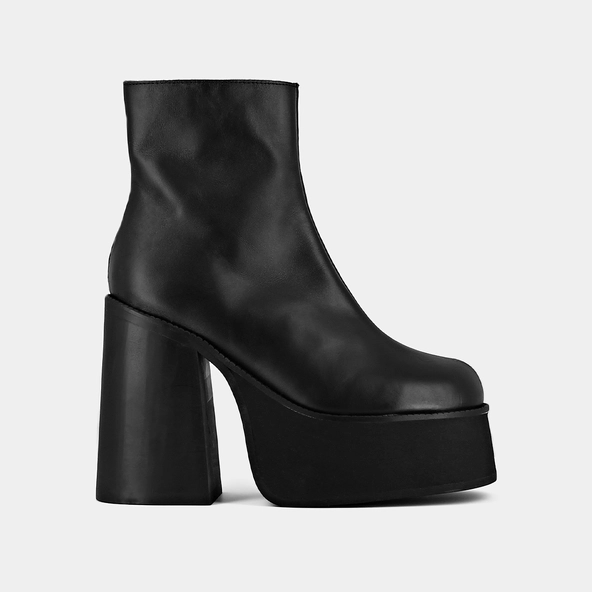 Platform boots with square toes in black leather | NOUMIA
