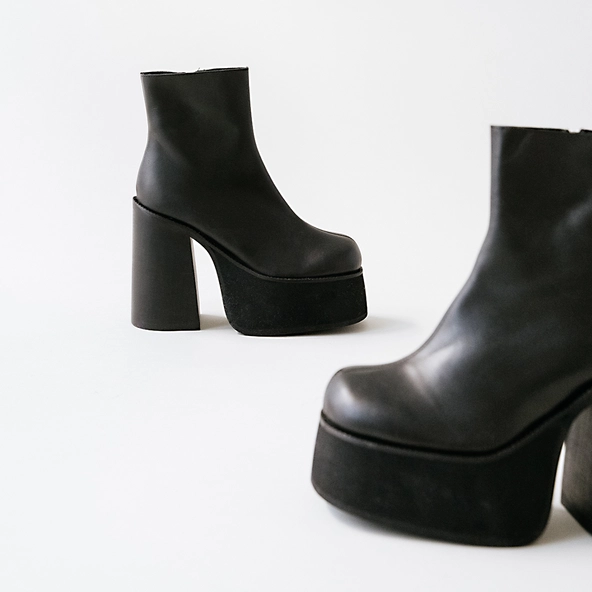 Platform boots with square toes in black leather | NOUMIA
