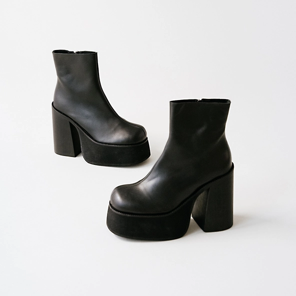 Platform boots with square toes in black leather | NOUMIA