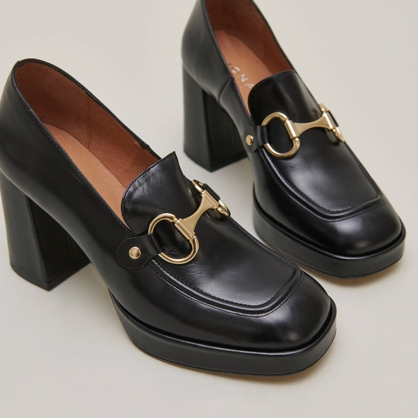 Loafer with heels and bites in black shiny leather | VIRGILE