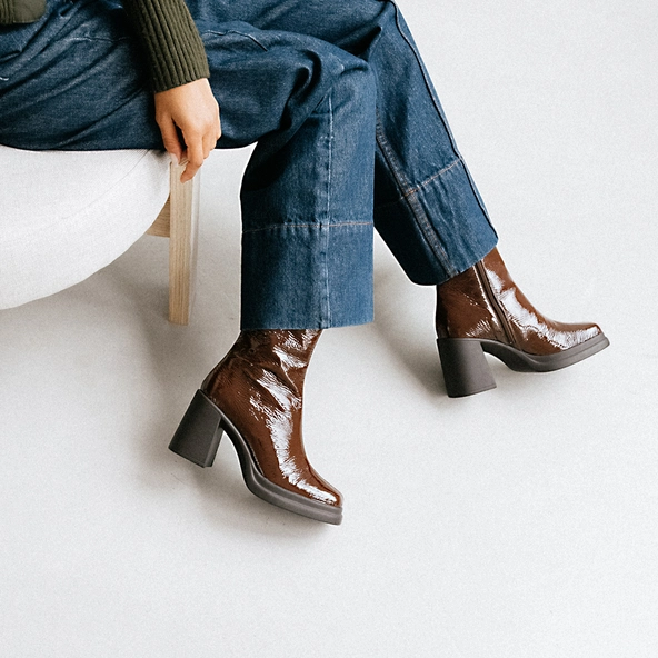 Square toe and platform boots in brown pleated patent | PALETTE