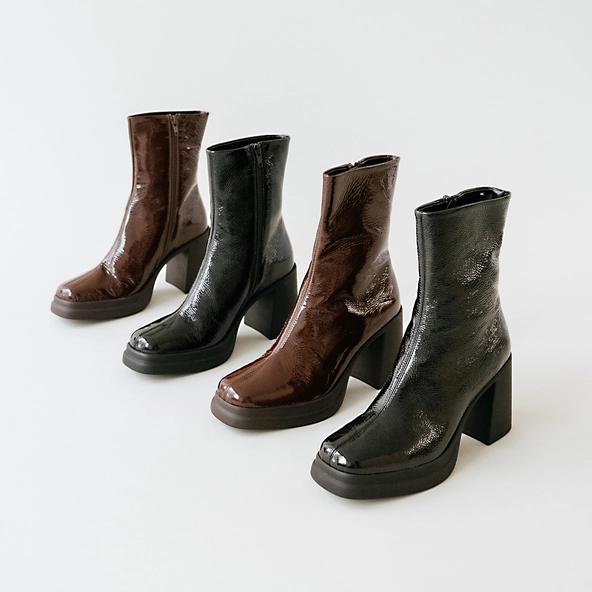 Square toe and platform boots in brown pleated patent | PALETTE
