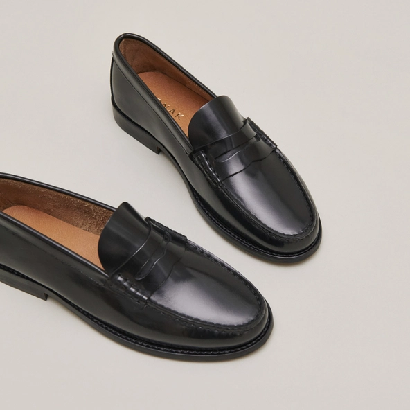 Round-toed loafers in black shiny leather | ODELYA