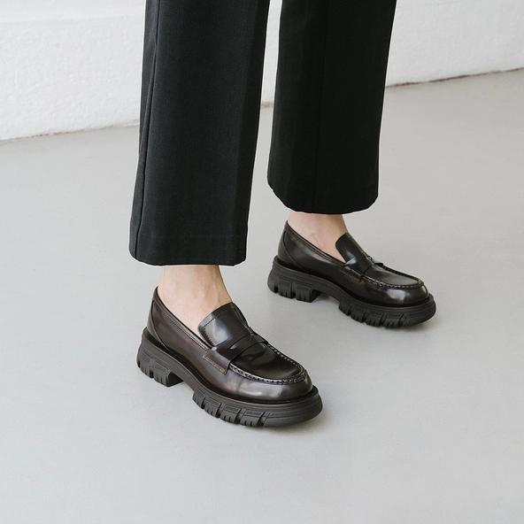Moccasins with notched soles in brown shiny leather | DIAQ