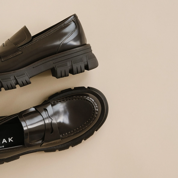 Moccasins with notched soles in brown shiny leather | DIAQ