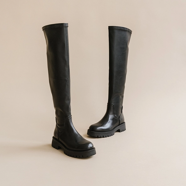 Boots with notched soles in black leather | RADAR
