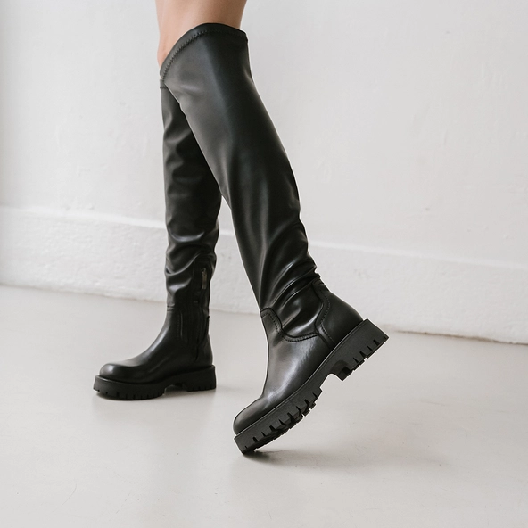 Boots with notched soles in black leather | RADAR