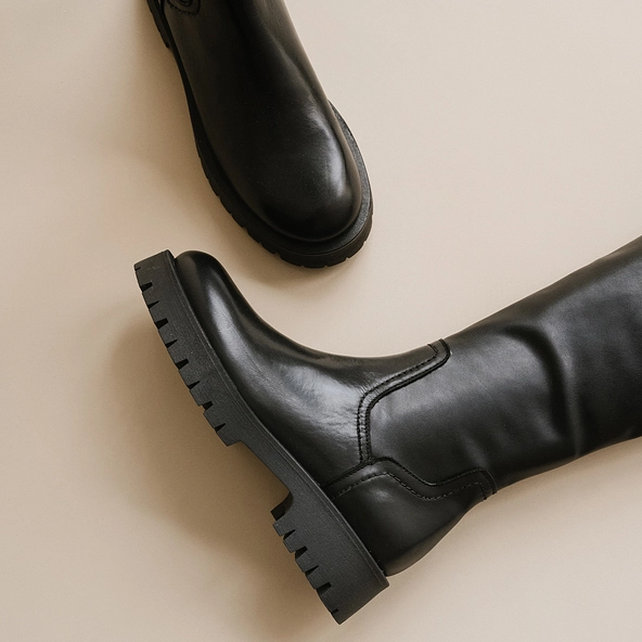 Boots with notched soles in black leather | RADAR