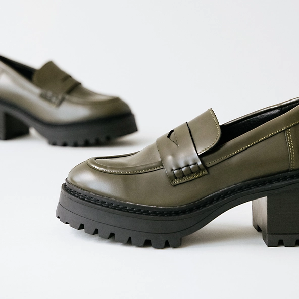 Heeled loafers with notched soles in kaki shiny leather | RHUM