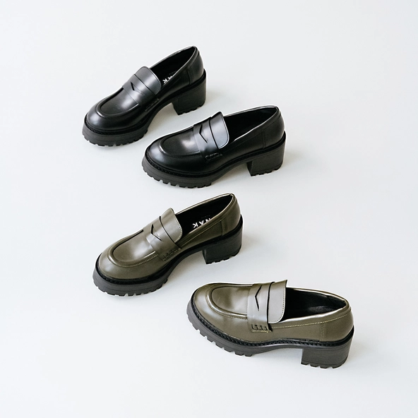 Heeled loafers with notched soles in kaki shiny leather | RHUM
