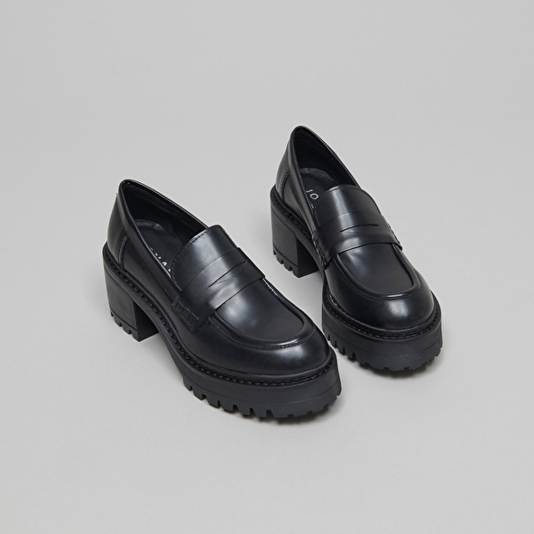 Heeled loafers with notched soles in black glossy leather | Jonak
