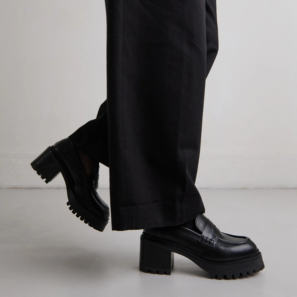 Heeled loafers with notched soles in black shiny leather | RHUM