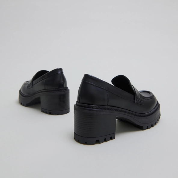 Heeled loafers with notched soles in black shiny leather | RHUM