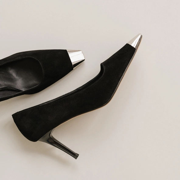 Pointed-toe pumps in black velvet | MER