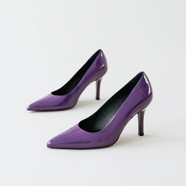 Pointed toe pumps in purple patent leather | DINERO