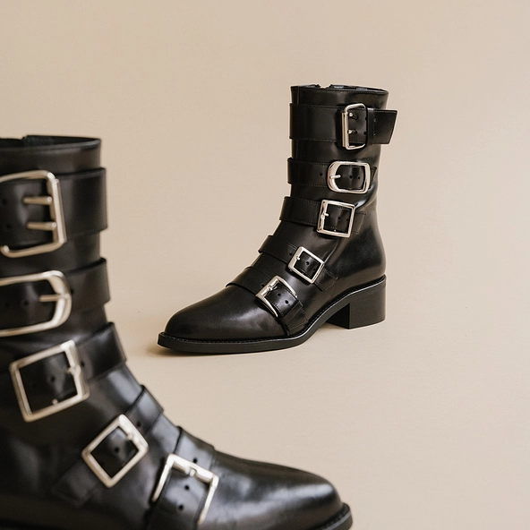 Boots with straps and pointed toes in black leather | DIORA