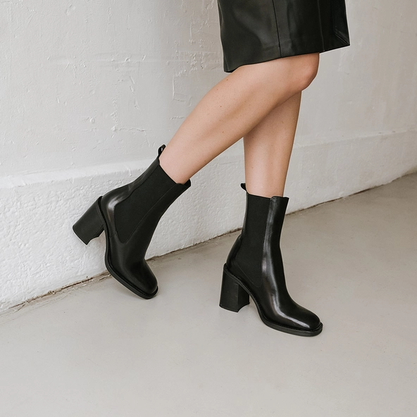 Heeled boots with square toes in black leather | DALLANT